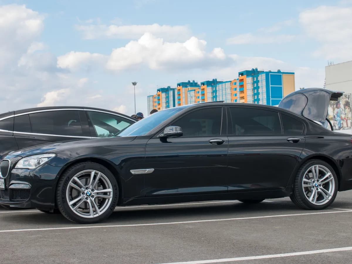 Koyu renk BMW 7 Serisi sedan, yandan görünüm