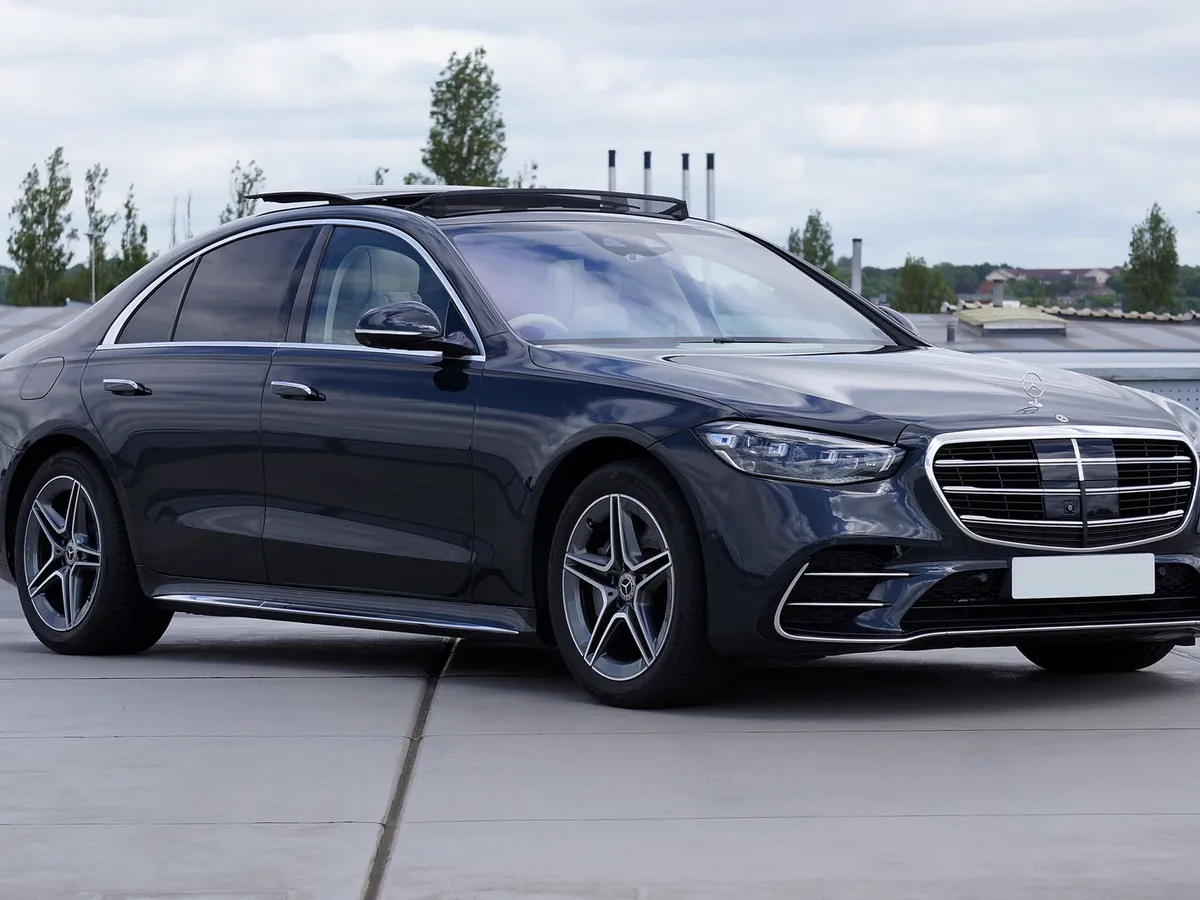 Koyu renk Mercedes S Serisi sedan, önden yandan görünüm