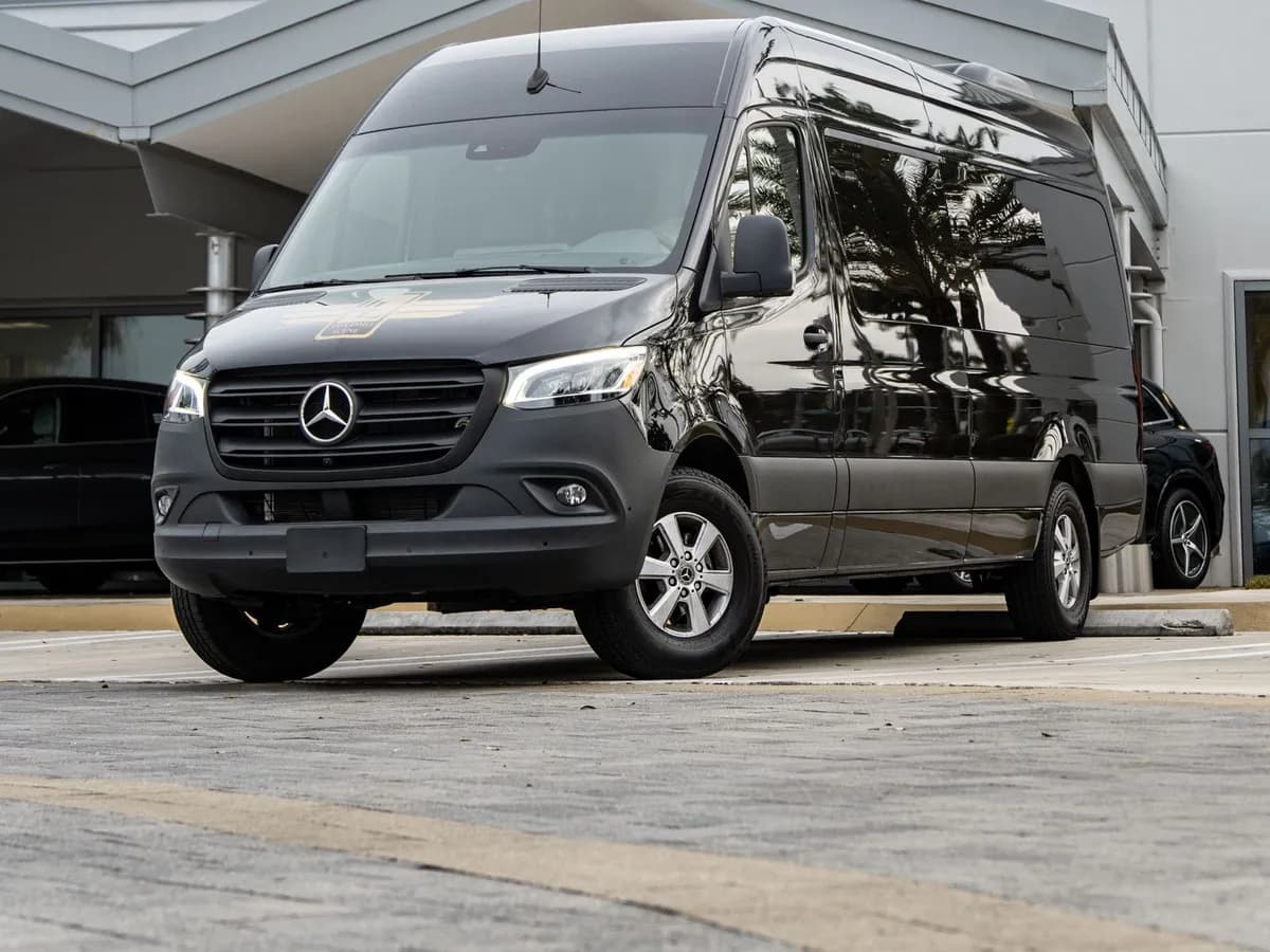 Siyah VIP Mercedes Sprinter, önden yandan görünüm