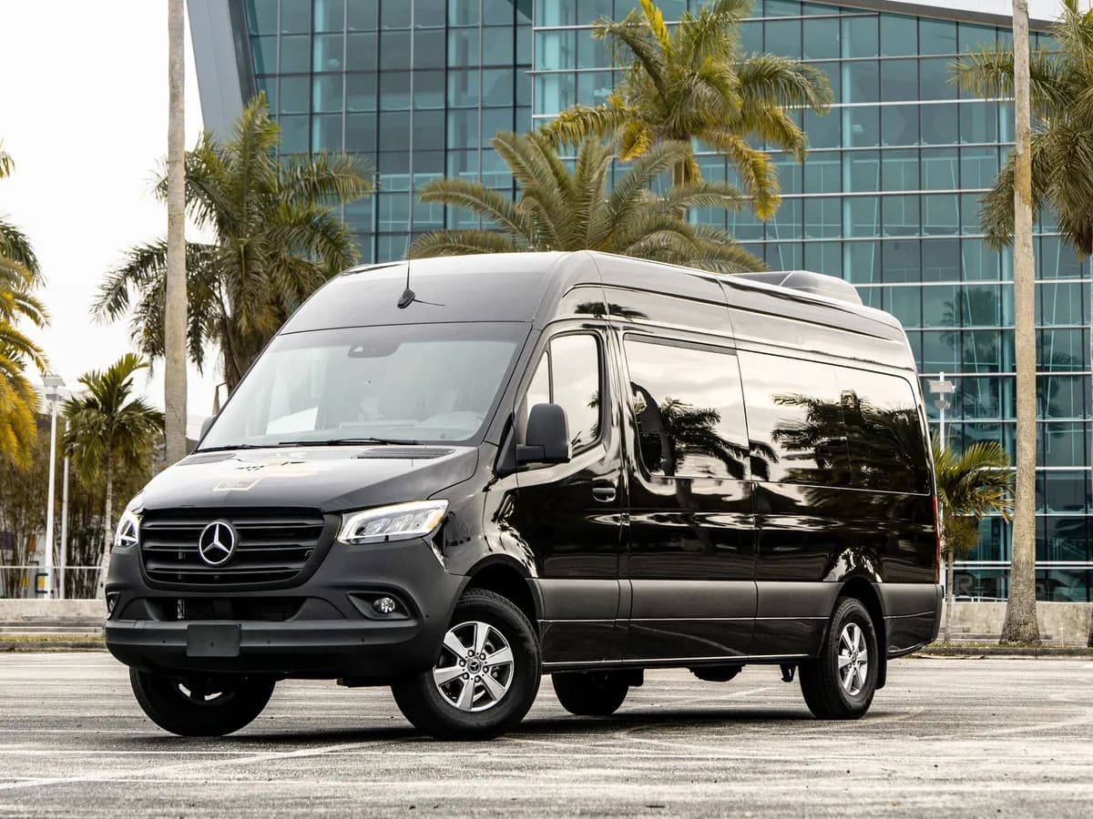 Siyah Mercedes Sprinter minibüs, önden yandan görünüm