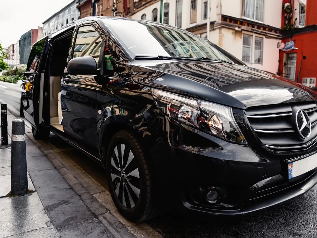 Siyah Mercedes Vito, yan kapısı açık