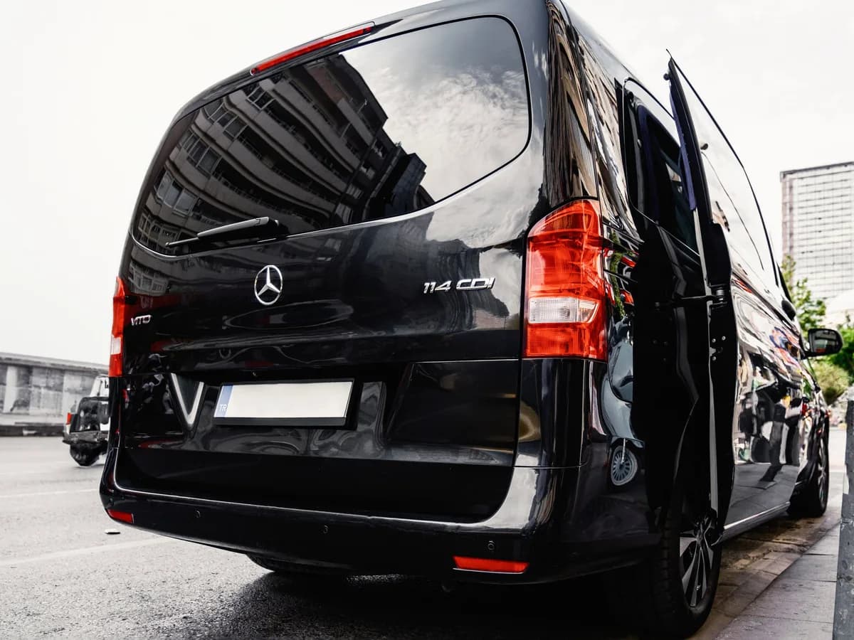 Siyah Mercedes Vito, arkadan görünüm, yan kapısı açık