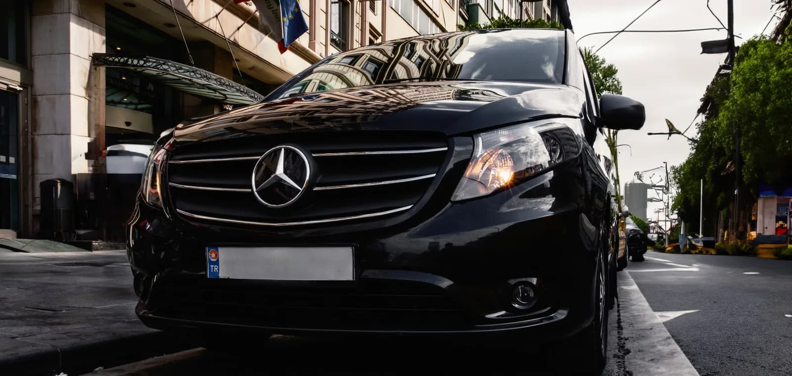 Otel girişinde bekleyen siyah Mercedes Vito, İstanbul